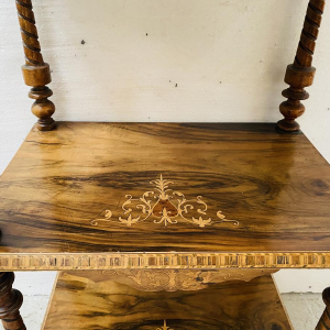 Console à triple plateaux en acajou marqueté, montant bois tourné, XIXe siècle