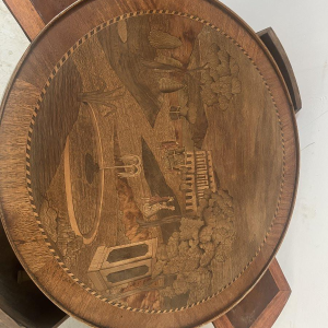 Bijzettafel in Louis XVI-stijl met marqueterie en afneembaar blad, 20e eeuw.