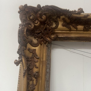 Grote lijst van hout en verguld stucwerk (H 195 cm), 19e eeuw.