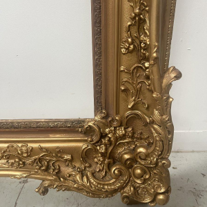 Grote lijst van hout en verguld stucwerk (H 195 cm), 19e eeuw.