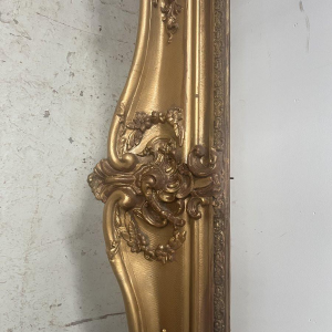 Grote lijst van hout en verguld stucwerk (H 195 cm), 19e eeuw.