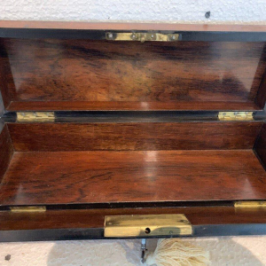 Handschoenendoos van thuya-wortelhout uit de periode van Napoleon III, met Boulle-marqueterie, 19e eeuw.