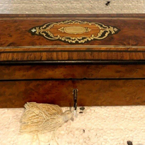 Handschoenendoos van thuya-wortelhout uit de periode van Napoleon III, met Boulle-marqueterie, 19e eeuw.