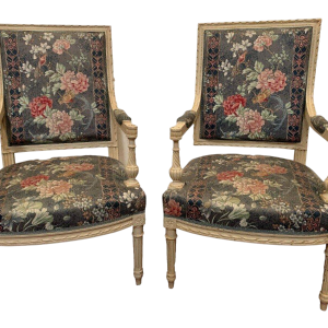 Een paar fauteuils in Lodewijk XVI-stijl, wit gelakt beukenhout en tapijt, 20e eeuw.