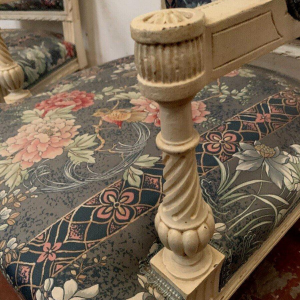 Paire de fauteuils de style Louis XVI, hêtre laqué blanc & tapisserie, XXᵉ siècle