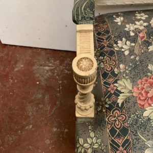 Paire de fauteuils de style Louis XVI, hêtre laqué blanc & tapisserie, XXᵉ siècle