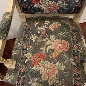 Paire de fauteuils de style Louis XVI, hêtre laqué blanc & tapisserie, XXᵉ siècle