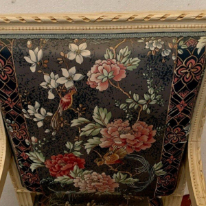 Paire de fauteuils de style Louis XVI, hêtre laqué blanc & tapisserie, XXᵉ siècle