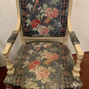 Paire de fauteuils de style Louis XVI, hêtre laqué blanc & tapisserie, XXᵉ siècle