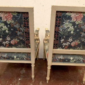 Paire de fauteuils de style Louis XVI, hêtre laqué blanc & tapisserie, XXᵉ siècle