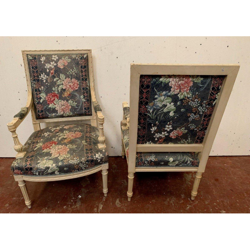 Een paar fauteuils in Lodewijk XVI-stijl, wit gelakt beukenhout en tapijt, 20e eeuw.