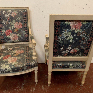 Een paar fauteuils in Lodewijk XVI-stijl, wit gelakt beukenhout en tapijt, 20e eeuw.