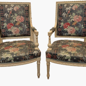 Paire de fauteuils de style Louis XVI, hêtre laqué blanc & tapisserie, XXᵉ siècle