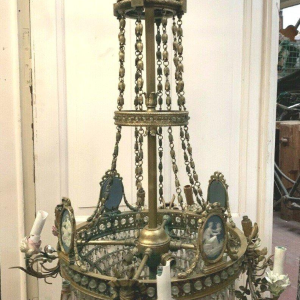 Lustre Louis XVI, bronze - porcelaine Wedgwood - pendeloques de cristal, XIXᵉ siècle