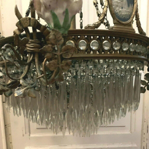 Lustre Louis XVI, bronze - porcelaine Wedgwood - pendeloques de cristal, XIXᵉ siècle