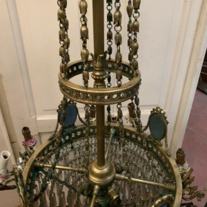 Lustre Louis XVI, bronze - porcelaine Wedgwood - pendeloques de cristal, XIXᵉ siècle