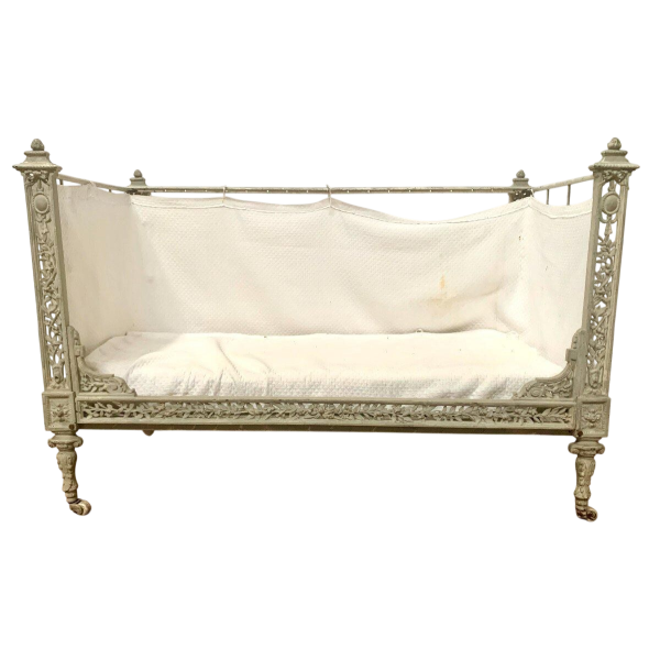 Petit canapé / banquette en fonte de fer ajouré, XXe siècle