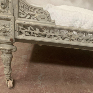 Petit canapé / banquette en fonte de fer ajouré, XXe siècle