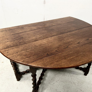 Important Gateleg solid oak double-leaf table, 19th century