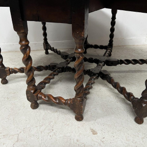 Important Gateleg solid oak double-leaf table, 19th century
