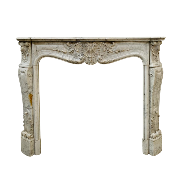 Cheminée Louis XV en marbre de carrare finement sculptée, XIXe siècle