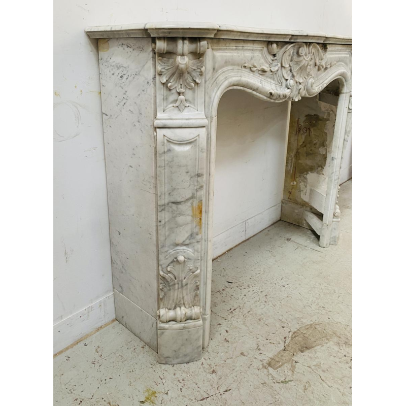 Cheminée Louis XV en marbre de carrare finement sculptée, XIXe siècle