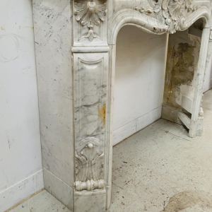Cheminée Louis XV en marbre de carrare finement sculptée, XIXe siècle