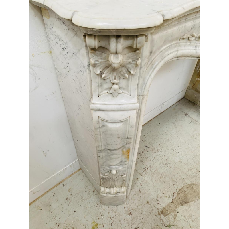Cheminée Louis XV en marbre de carrare finement sculptée, XIXe siècle