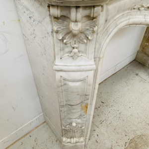 Cheminée Louis XV en marbre de carrare finement sculptée, XIXe siècle