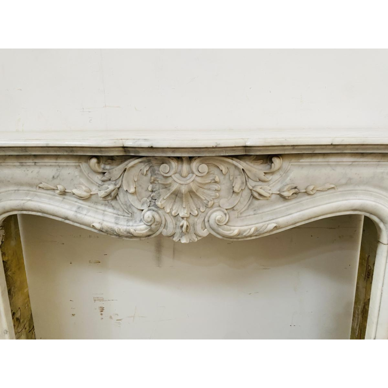 Cheminée Louis XV en marbre de carrare finement sculptée, XIXe siècle