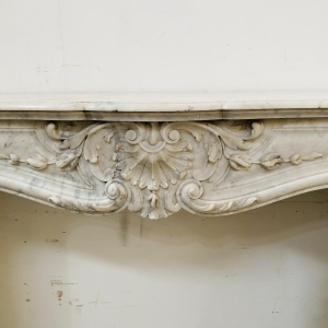 Cheminée Louis XV en marbre de carrare finement sculptée, XIXe siècle