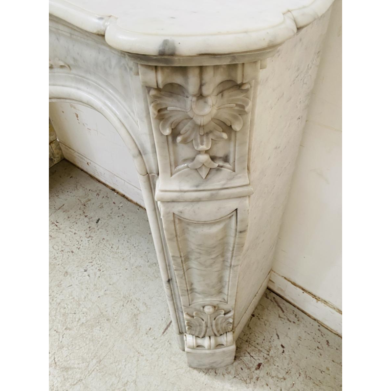 Cheminée Louis XV en marbre de carrare finement sculptée, XIXe siècle