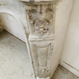 Cheminée Louis XV en marbre de carrare finement sculptée, XIXe siècle