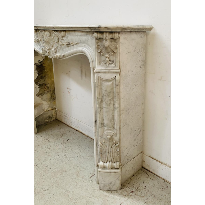 Cheminée Louis XV en marbre de carrare finement sculptée, XIXe siècle