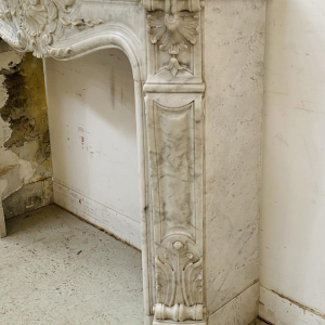 Cheminée Louis XV en marbre de carrare finement sculptée, XIXe siècle