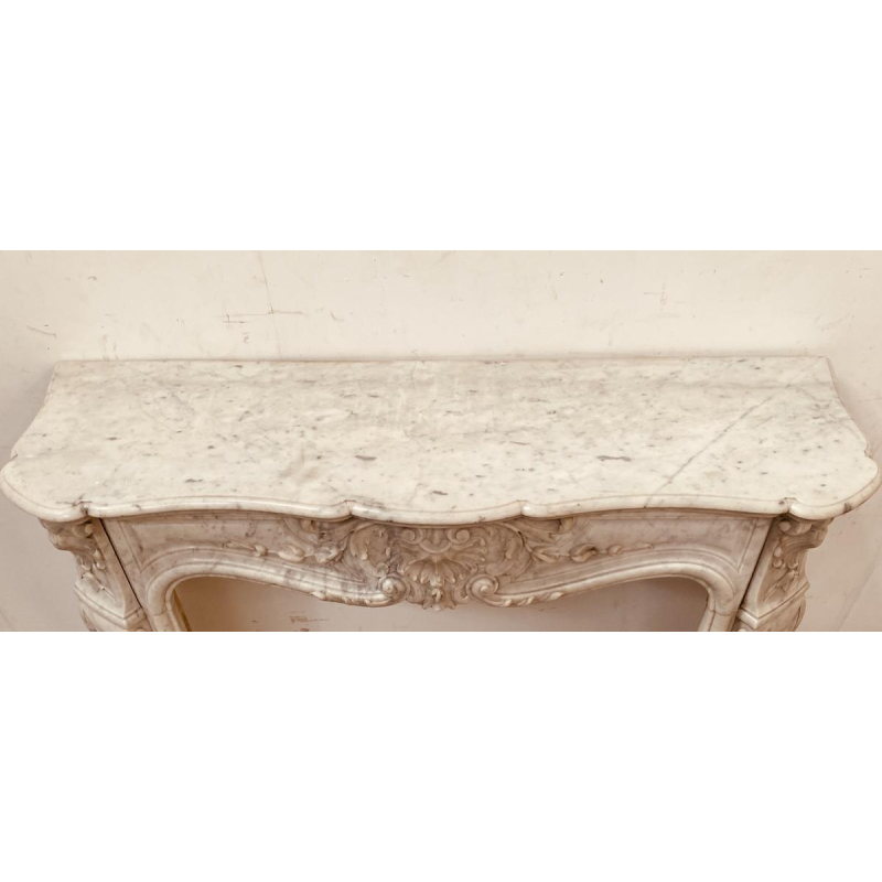 Cheminée Louis XV en marbre de carrare finement sculptée, XIXe siècle