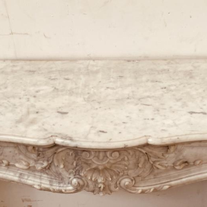 Cheminée Louis XV en marbre de carrare finement sculptée, XIXe siècle