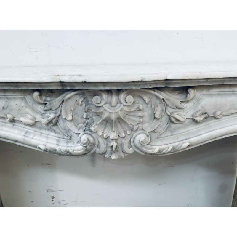Cheminée Louis XV en marbre de carrare finement sculptée, XIXe siècle