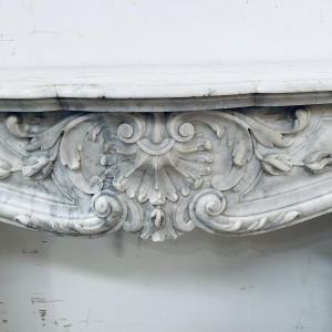 Cheminée Louis XV en marbre de carrare finement sculptée, XIXe siècle