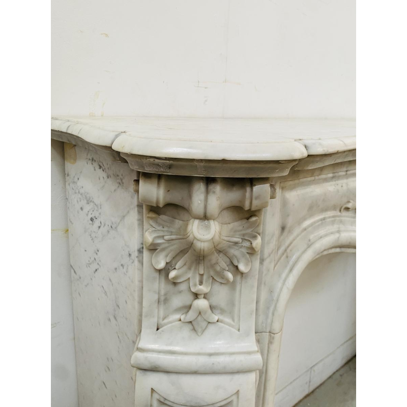 Cheminée Louis XV en marbre de carrare finement sculptée, XIXe siècle