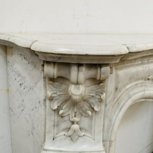 Cheminée Louis XV en marbre de carrare finement sculptée, XIXe siècle