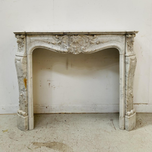 Cheminée Louis XV en marbre de carrare finement sculptée, XIXe siècle