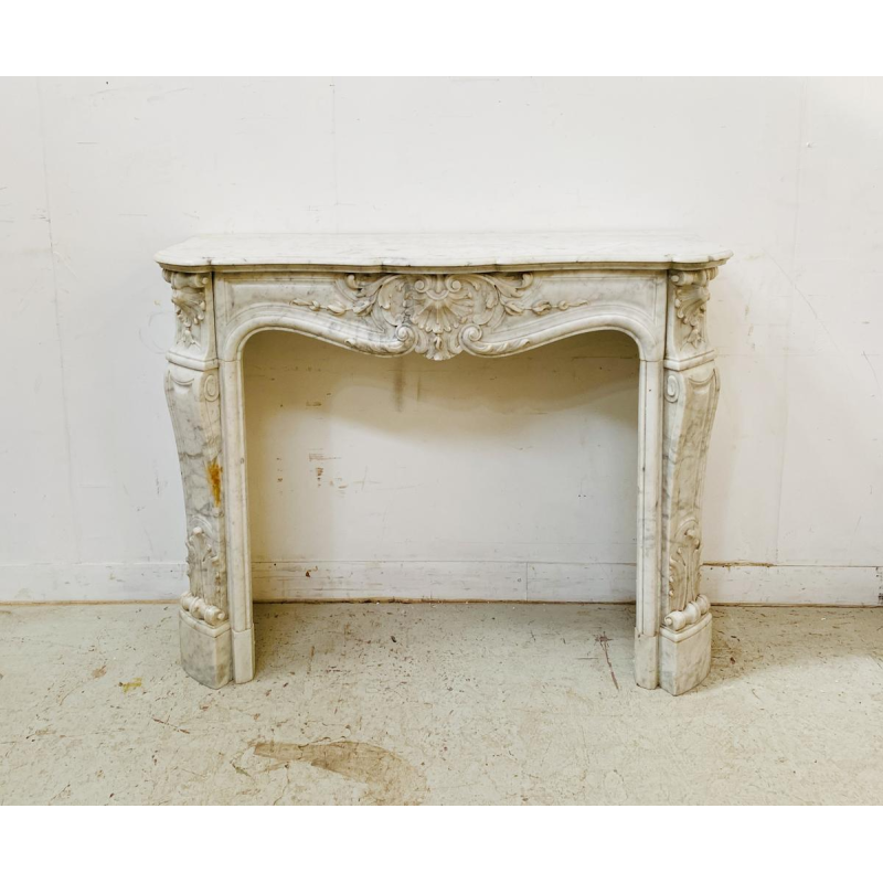 Cheminée Louis XV en marbre de carrare finement sculptée, XIXe siècle