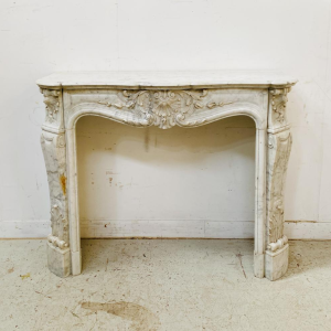 Cheminée Louis XV en marbre de carrare finement sculptée, XIXe siècle