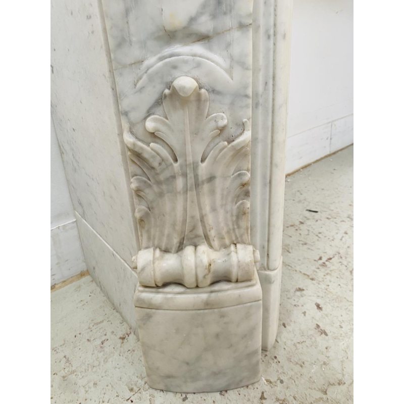 Cheminée Louis XV en marbre de carrare finement sculptée, XIXe siècle