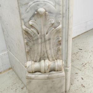 Cheminée Louis XV en marbre de carrare finement sculptée, XIXe siècle