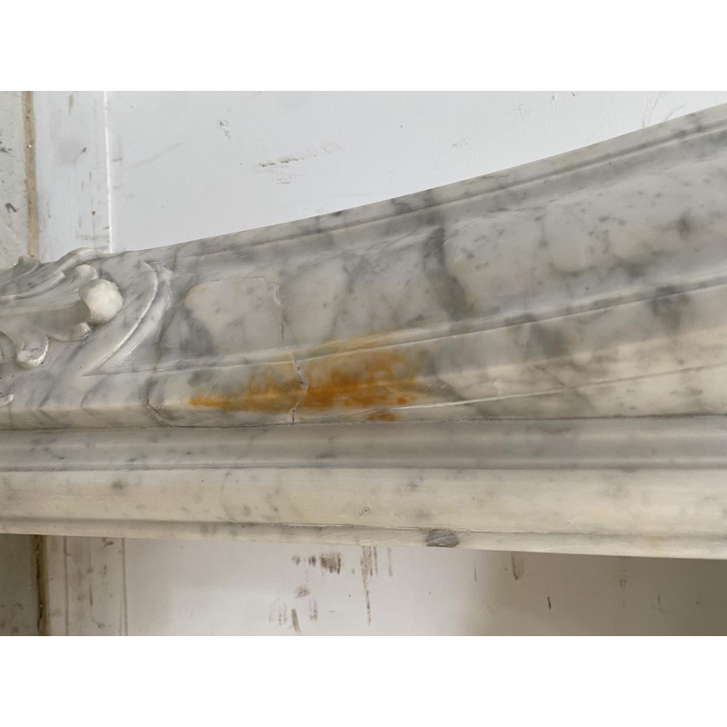 Cheminée Louis XV en marbre de carrare finement sculptée, XIXe siècle