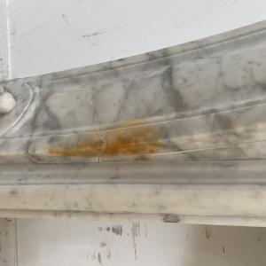 Cheminée Louis XV en marbre de carrare finement sculptée, XIXe siècle