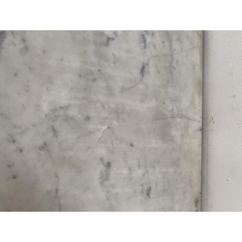 Cheminée Louis XV en marbre de carrare finement sculptée, XIXe siècle