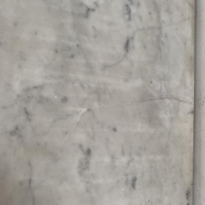 Cheminée Louis XV en marbre de carrare finement sculptée, XIXe siècle